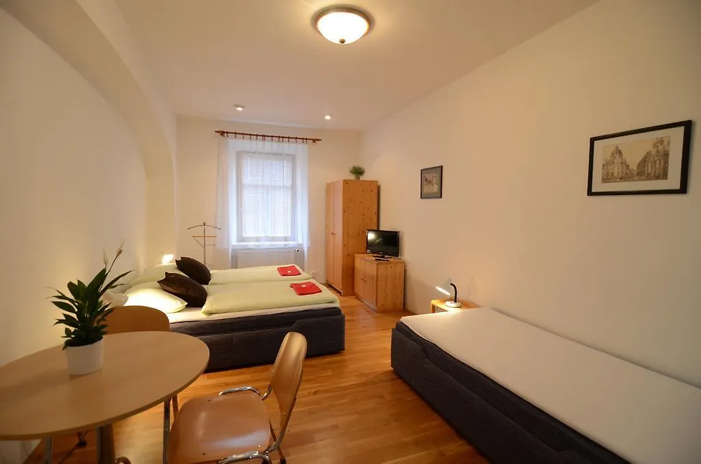 Apartments Karlin Prag 0*,